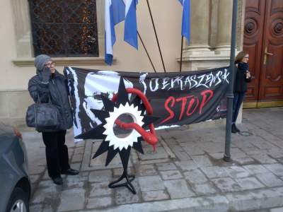 Protest przed magistratem: "urząd to nie kuria" - zdjęcie 2