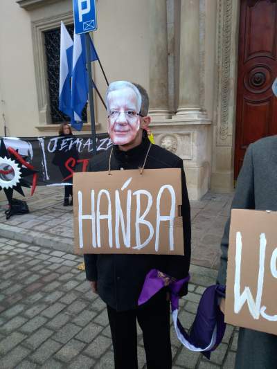 Protest przed magistratem: "urząd to nie kuria" - zdjęcie 8