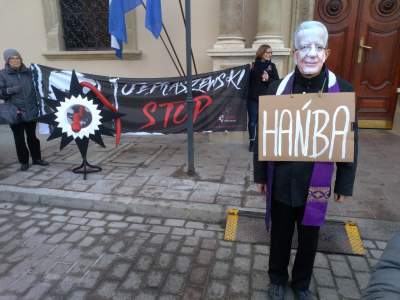 Protest przed magistratem: "urząd to nie kuria" - zdjęcie 1