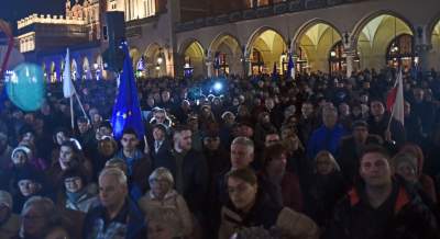 Klatka przed wieżą Ratuszową: protest tysięcy osób - zdjęcie 15