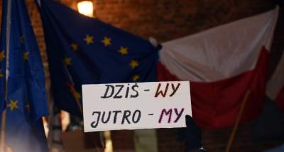 Klatka przed wieżą Ratuszową: protest tysięcy osób - zdjęcie 10