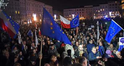 Klatka przed wieżą Ratuszową: protest tysięcy osób - zdjęcie 19