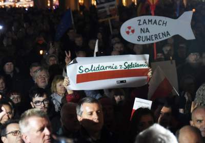 Klatka przed wieżą Ratuszową: protest tysięcy osób - zdjęcie 32