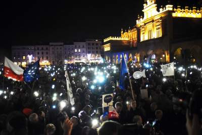 Klatka przed wieżą Ratuszową: protest tysięcy osób - zdjęcie 24