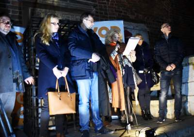 Klatka przed wieżą Ratuszową: protest tysięcy osób - zdjęcie 34