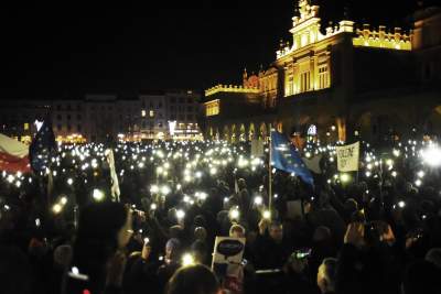 Klatka przed wieżą Ratuszową: protest tysięcy osób - zdjęcie 28