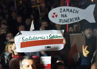 Klatka przed wieżą Ratuszową: protest tysięcy osób - zdjęcie 31