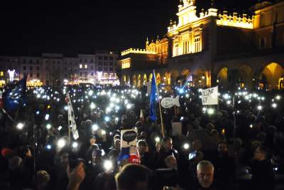 Klatka przed wieżą Ratuszową: protest tysięcy osób - zdjęcie 25