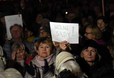 Klatka przed wieżą Ratuszową: protest tysięcy osób - zdjęcie 12