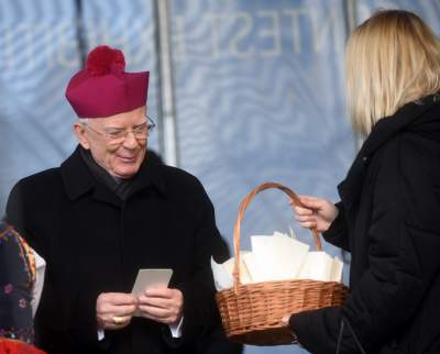 Protesty protestami, ale tłum chciał przełamać się opłatkiem z metropolitą - zdjęcie 4