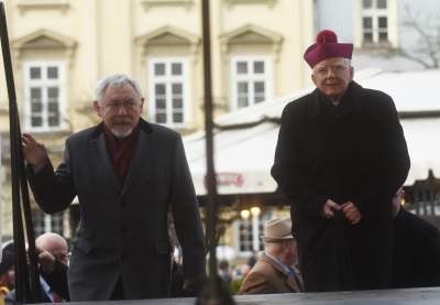 Protesty protestami, ale tłum chciał przełamać się opłatkiem z metropolitą - zdjęcie 1