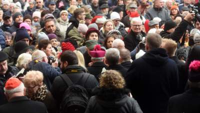 Protesty protestami, ale tłum chciał przełamać się opłatkiem z metropolitą - zdjęcie 10