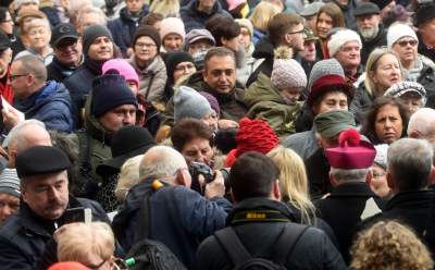 Protesty protestami, ale tłum chciał przełamać się opłatkiem z metropolitą - zdjęcie 11