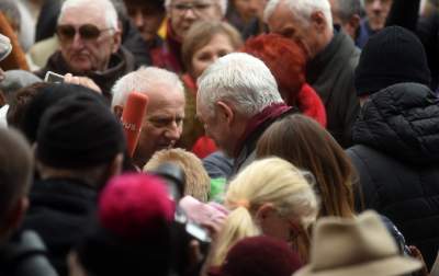 Protesty protestami, ale tłum chciał przełamać się opłatkiem z metropolitą - zdjęcie 9