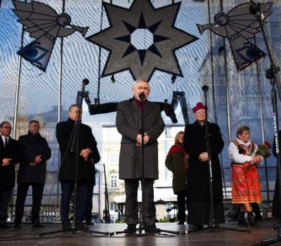 Protesty protestami, ale tłum chciał przełamać się opłatkiem z metropolitą - zdjęcie 2