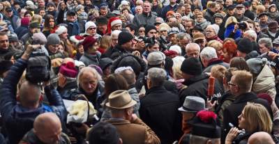 Protesty protestami, ale tłum chciał przełamać się opłatkiem z metropolitą - zdjęcie 5