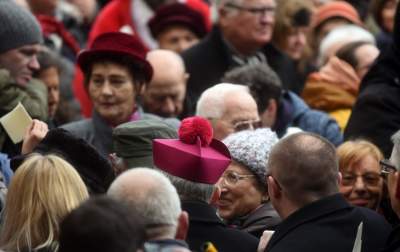 Protesty protestami, ale tłum chciał przełamać się opłatkiem z metropolitą - zdjęcie 8