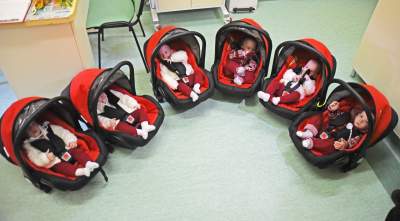 Sześcioraczki w formie, na szczęście rodzice nie są "antyszczepionkowcami" - zdjęcie 1