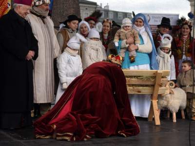 Tysiące krakowian na ulicach, jeden z królów z... Dalekiego Wschodu - zdjęcie 36