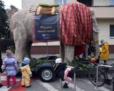 Tysiące krakowian na ulicach, jeden z królów z... Dalekiego Wschodu - zdjęcie 1