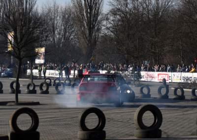 Oni to lubią: opary benzyny, spaliny, i dym spod spalonych gum - zdjęcie 4
