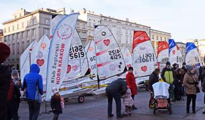 Największa skarbonka WOŚP pochodem przeniesiona na Powiśle - zdjęcie 5