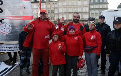 Największa skarbonka WOŚP pochodem przeniesiona na Powiśle - zdjęcie 11