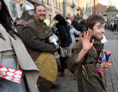 Największa skarbonka WOŚP pochodem przeniesiona na Powiśle - zdjęcie 1