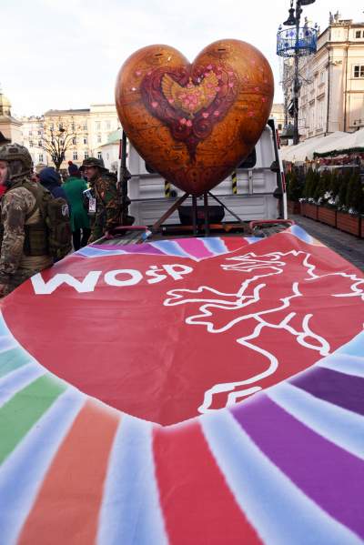 Największa skarbonka WOŚP pochodem przeniesiona na Powiśle - zdjęcie 3