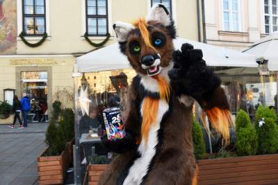 Największa skarbonka WOŚP pochodem przeniesiona na Powiśle - zdjęcie 2