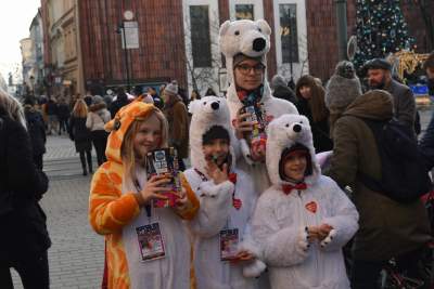 Największa skarbonka WOŚP pochodem przeniesiona na Powiśle - zdjęcie 4