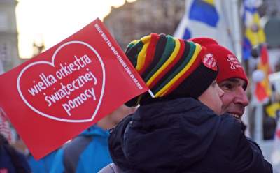 Największa skarbonka WOŚP pochodem przeniesiona na Powiśle - zdjęcie 9