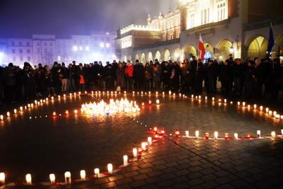 Zapłonęły  znicze na krakowskim Rynku, pamiętamy... - zdjęcie 3