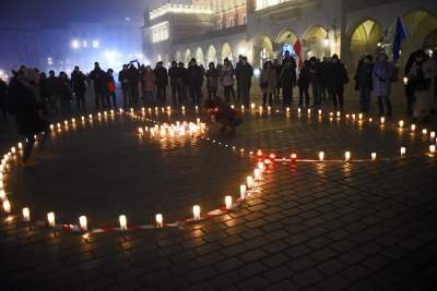 Zapłonęły  znicze na krakowskim Rynku, pamiętamy... - zdjęcie 11