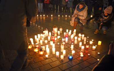 Zapłonęły  znicze na krakowskim Rynku, pamiętamy... - zdjęcie 5