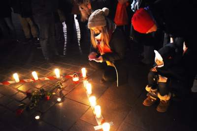 Zapłonęły  znicze na krakowskim Rynku, pamiętamy... - zdjęcie 8