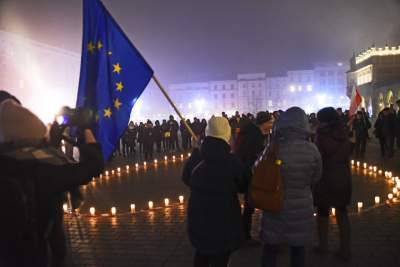 Zapłonęły  znicze na krakowskim Rynku, pamiętamy... - zdjęcie 10