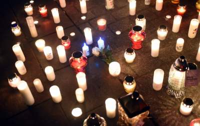 Zapłonęły  znicze na krakowskim Rynku, pamiętamy... - zdjęcie 6