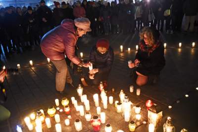 Zapłonęły  znicze na krakowskim Rynku, pamiętamy... - zdjęcie 4