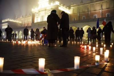 Zapłonęły  znicze na krakowskim Rynku, pamiętamy... - zdjęcie 9
