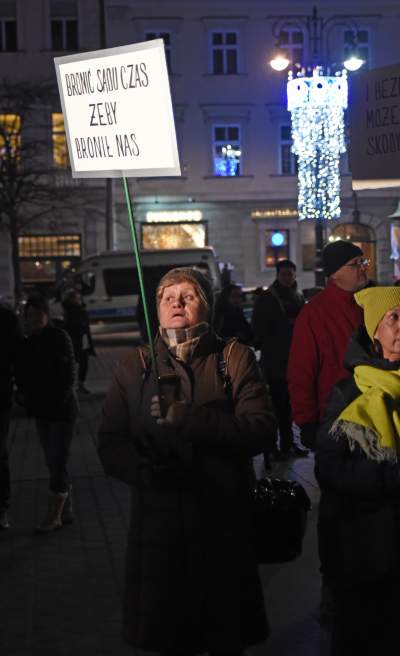Wieczorny protest przed wieżą Ratuszową - zdjęcie 7