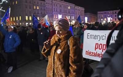 Wieczorny protest przed wieżą Ratuszową - zdjęcie 12