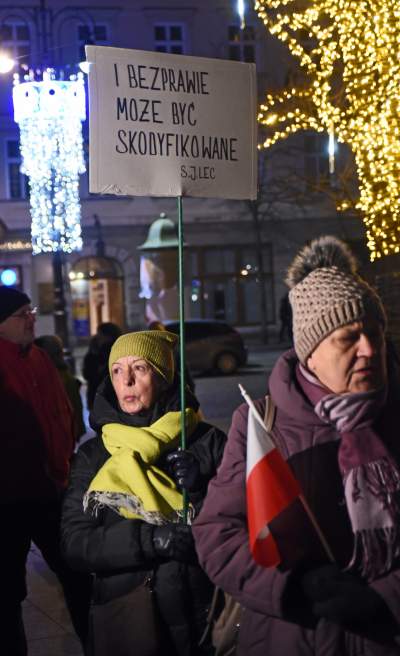 Wieczorny protest przed wieżą Ratuszową - zdjęcie 6