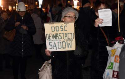 Wieczorny protest przed wieżą Ratuszową - zdjęcie 4