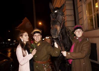 Gościem specjalnym na tym balu był... koń, wznieśli za niego toast - zdjęcie 8