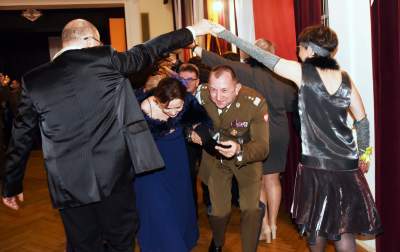 Gościem specjalnym na tym balu był... koń, wznieśli za niego toast - zdjęcie 1