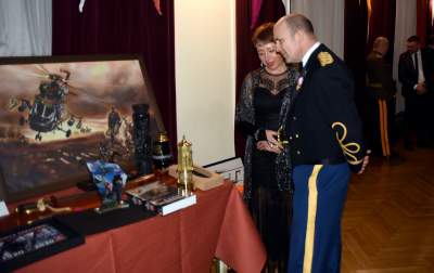 Gościem specjalnym na tym balu był... koń, wznieśli za niego toast - zdjęcie 12