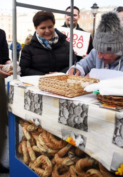 Najazd "łowców autografów": sprawdzona taktyka na krakowiankę i obwarzanka - zdjęcie 4