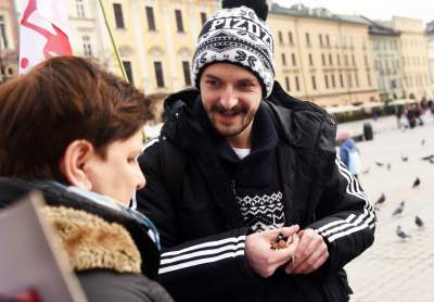 Najazd "łowców autografów": sprawdzona taktyka na krakowiankę i obwarzanka - zdjęcie 1