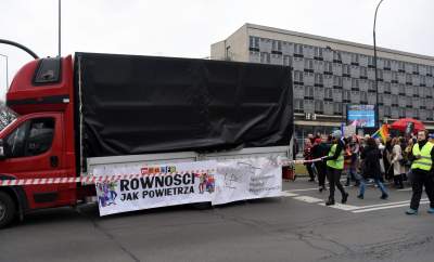 Dzień kobiet w Krakowie pod nadzorem: Manifa i... płacz dzieci - zdjęcie 22